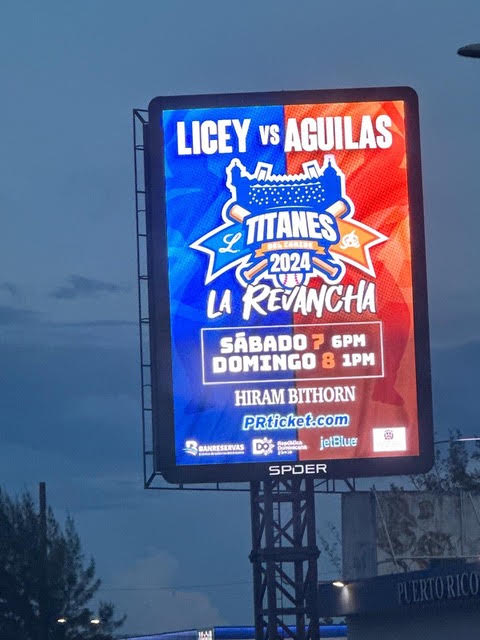 Digital billboard promoting Titanes del Caribe 2024, La Revancha: Licey vs. Águilas.